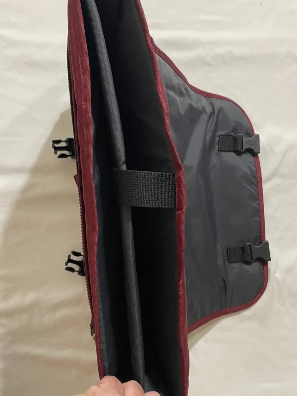 15 inch Eddie Bauer messenger bag, Marron, NWOT, Multiple Pockets, Nylon Strap